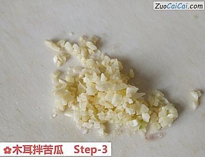 木耳拌苦瓜做法第三步骤