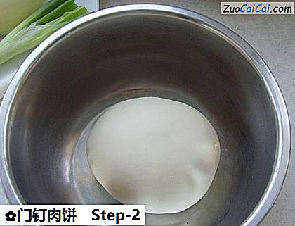 门钉肉饼做法第二步骤