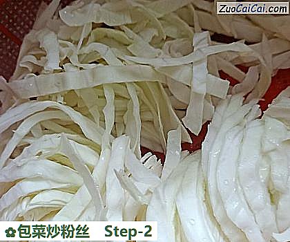 包菜炒粉丝做法第二步骤