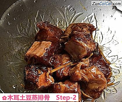 木耳土豆蒸排骨做法第二步骤