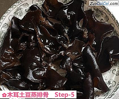 木耳土豆蒸排骨做法第五步骤