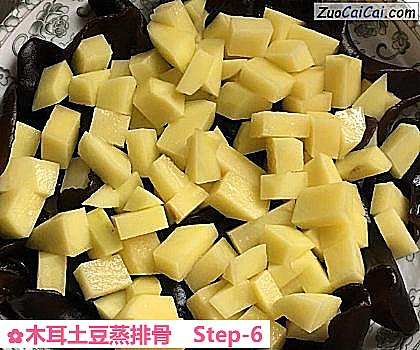 木耳土豆蒸排骨做法第六步骤
