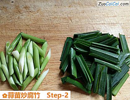 蒜苗炒腐竹做法第二步骤