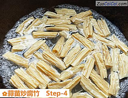 蒜苗炒腐竹做法第四步骤