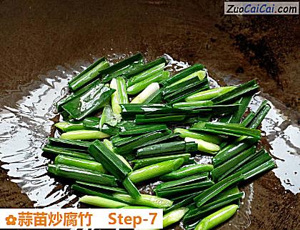 蒜苗炒腐竹做法第七步骤