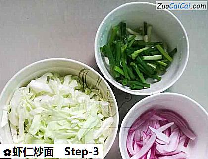 虾仁炒面做法第三步骤