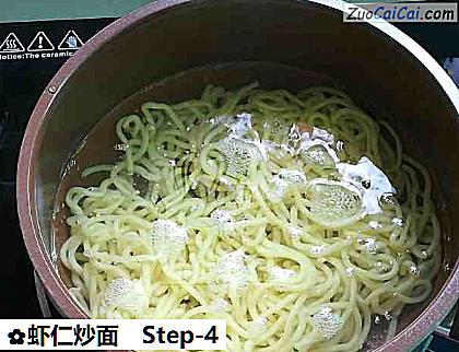 虾仁炒面做法第四步骤