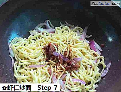 虾仁炒面做法第七步骤