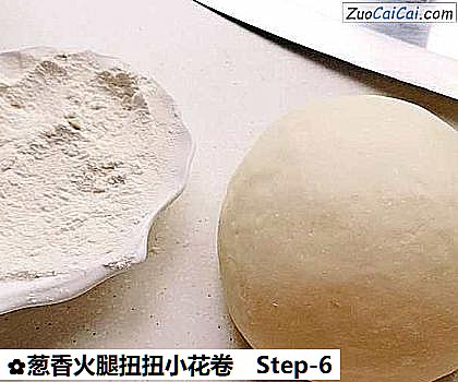 葱香火腿扭扭小花卷做法第六步骤