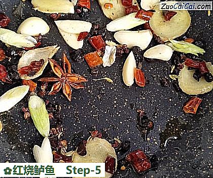 红烧鲈鱼做法第五步骤