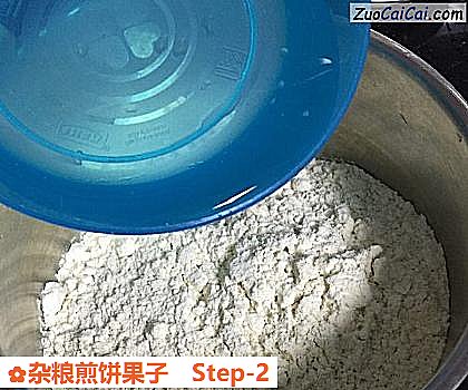 杂粮煎饼果子做法第二步骤
