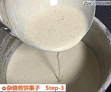 杂粮煎饼果子做法第三步骤