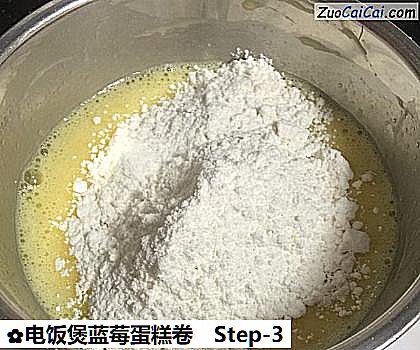 电饭煲蓝莓蛋糕卷做法第三步骤
