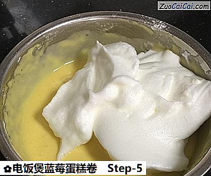 电饭煲蓝莓蛋糕卷做法第五步骤