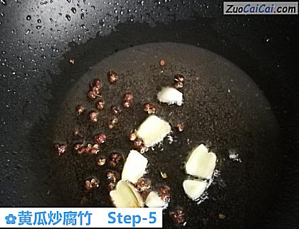 黄瓜炒腐竹做法第五步骤