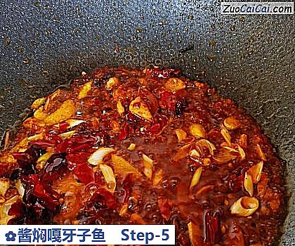 酱焖嘎牙子鱼做法第五步骤