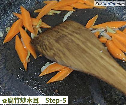 腐竹炒木耳做法第五步骤