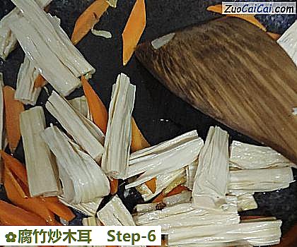 腐竹炒木耳做法第六步骤