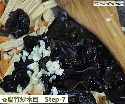 腐竹炒木耳做法第七步骤