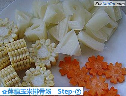 莲藕玉米排骨汤做法第二步骤