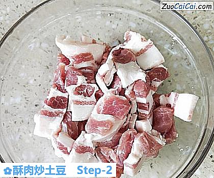 酥肉炒土豆做法第二步骤