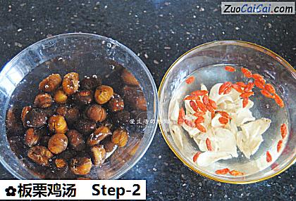 板栗鸡汤做法第二步骤