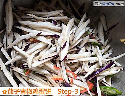 茄子青椒鸡蛋饼做法第三步骤