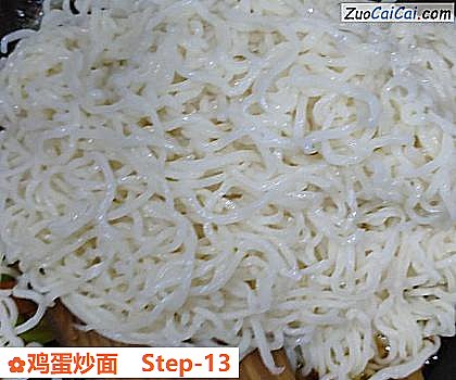 鸡蛋炒面做法第十三步骤
