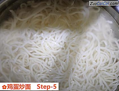 鸡蛋炒面做法第五步骤