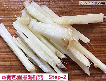 荷包蛋煮海鲜菇做法第二步骤