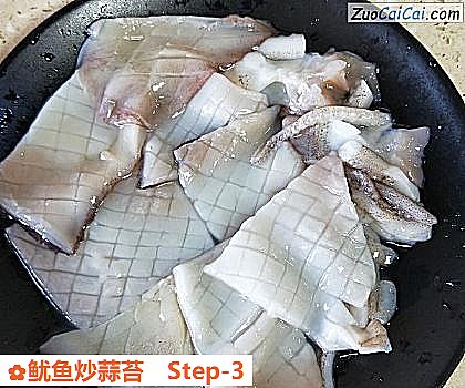 鱿鱼炒蒜苔做法第三步骤