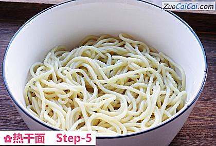热干面做法第五步骤