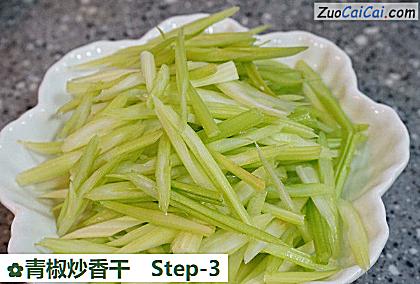 青椒炒香干做法第三步骤