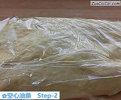 空心油条做法第二步骤
