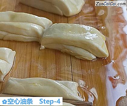 空心油条做法第四步骤