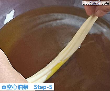 空心油条做法第五步骤