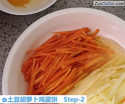 土豆胡萝卜鸡蛋饼做法第二步骤