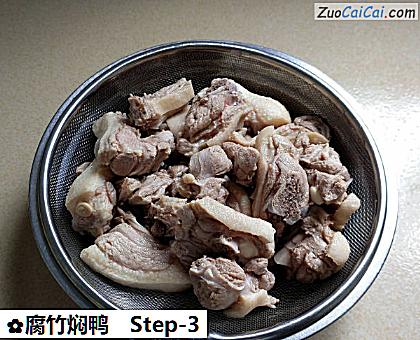 腐竹焖鸭做法第三步骤