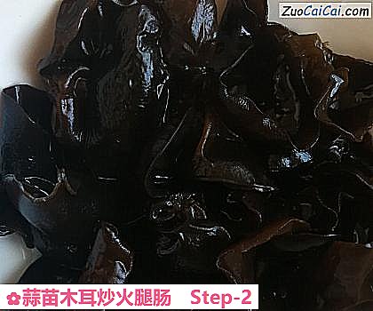 蒜苗木耳炒火腿肠做法第二步骤