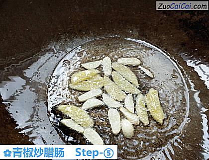 青椒炒腊肠做法第五步骤