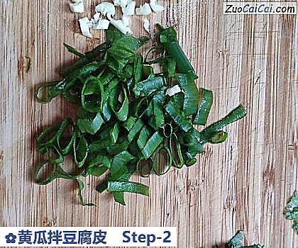 黄瓜拌豆腐皮做法第二步骤