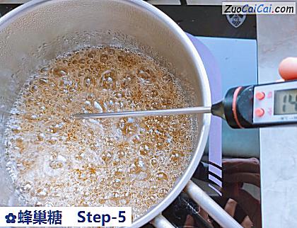 蜂巢糖做法第五步骤