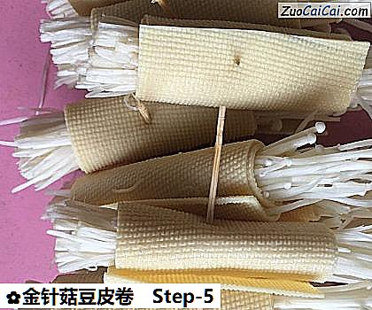 金针菇豆皮卷做法第五步骤