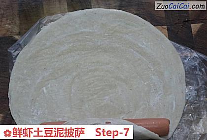 鲜虾土豆泥披萨做法第七步骤