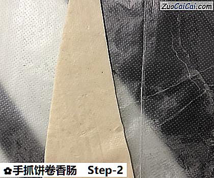 手抓饼卷香肠做法第二步骤