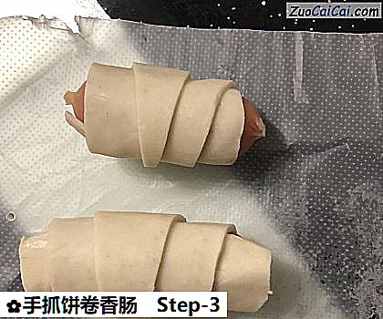 手抓饼卷香肠做法第三步骤