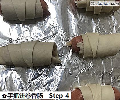 手抓饼卷香肠做法第四步骤