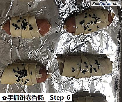 手抓饼卷香肠做法第六步骤