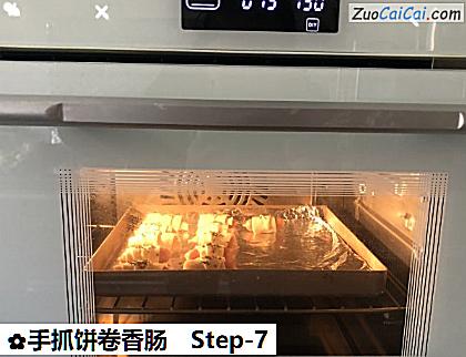 手抓饼卷香肠做法第七步骤