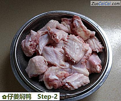 仔姜焖鸭做法第二步骤